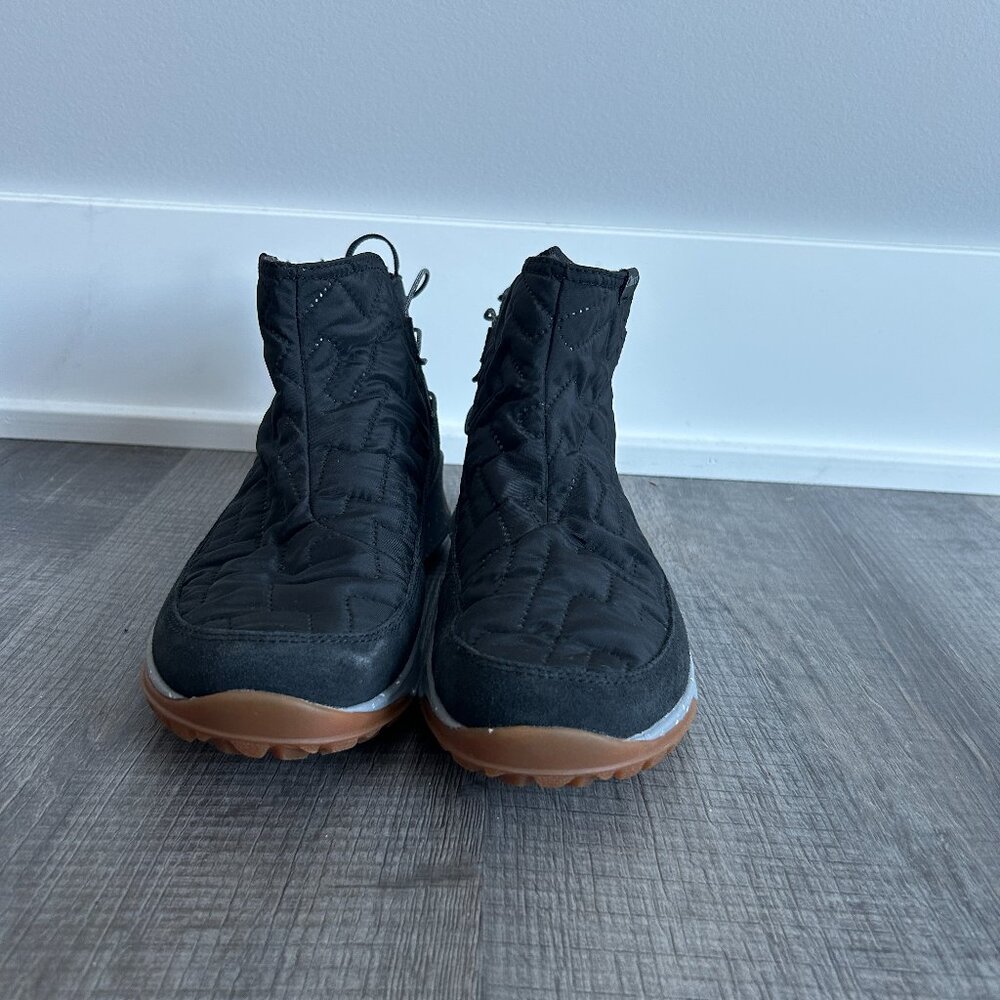 Women's Chaco Black Quilted Ankle Boots in Size 7